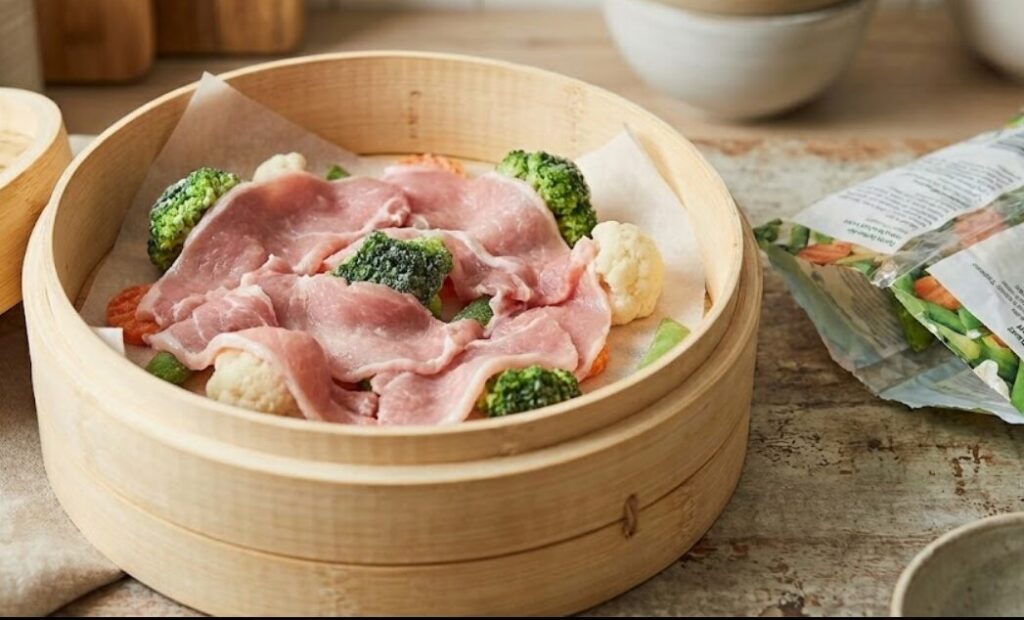 豚コマ肉を上に乗せる