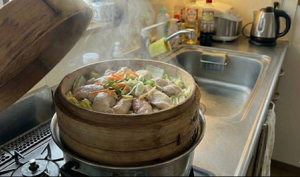 せいろで蒸した彩り鶏肉と白菜