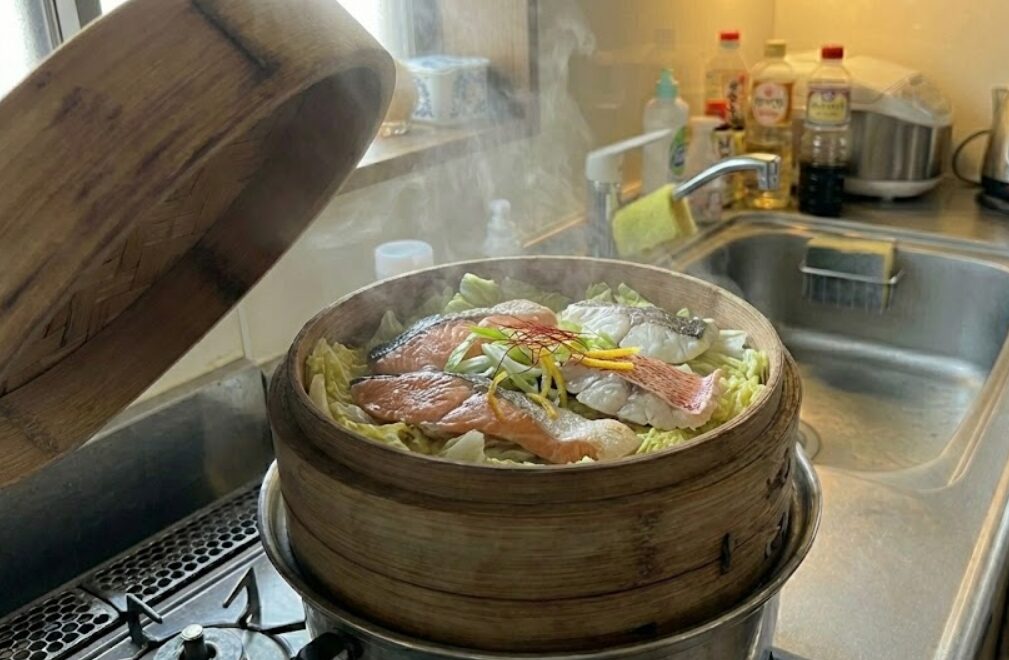 せいろで蒸した彩り豊かな魚の切り身と白菜