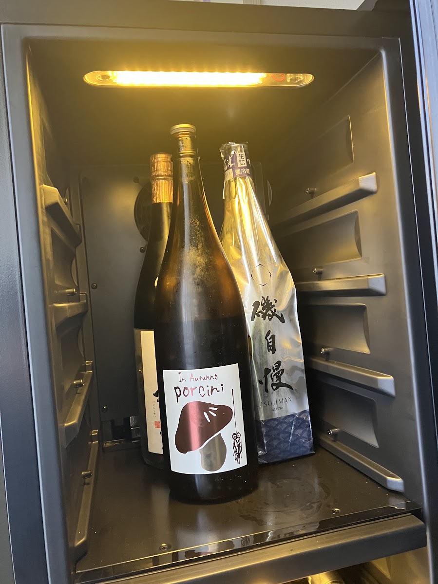GX38の上の部屋に一升瓶3本を立てて入れたところ
