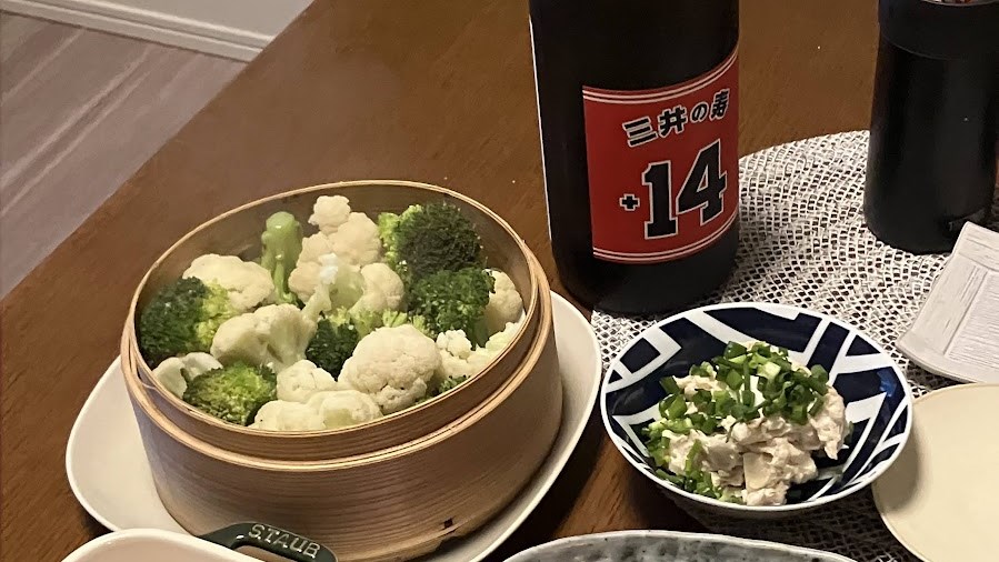三井の寿 +14の一升瓶と、せいろで蒸したブロッコリーとカリフラワー