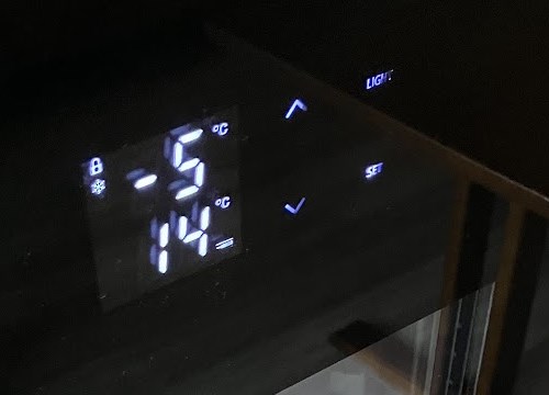 ワインセラーの温度表示。-5℃と14℃